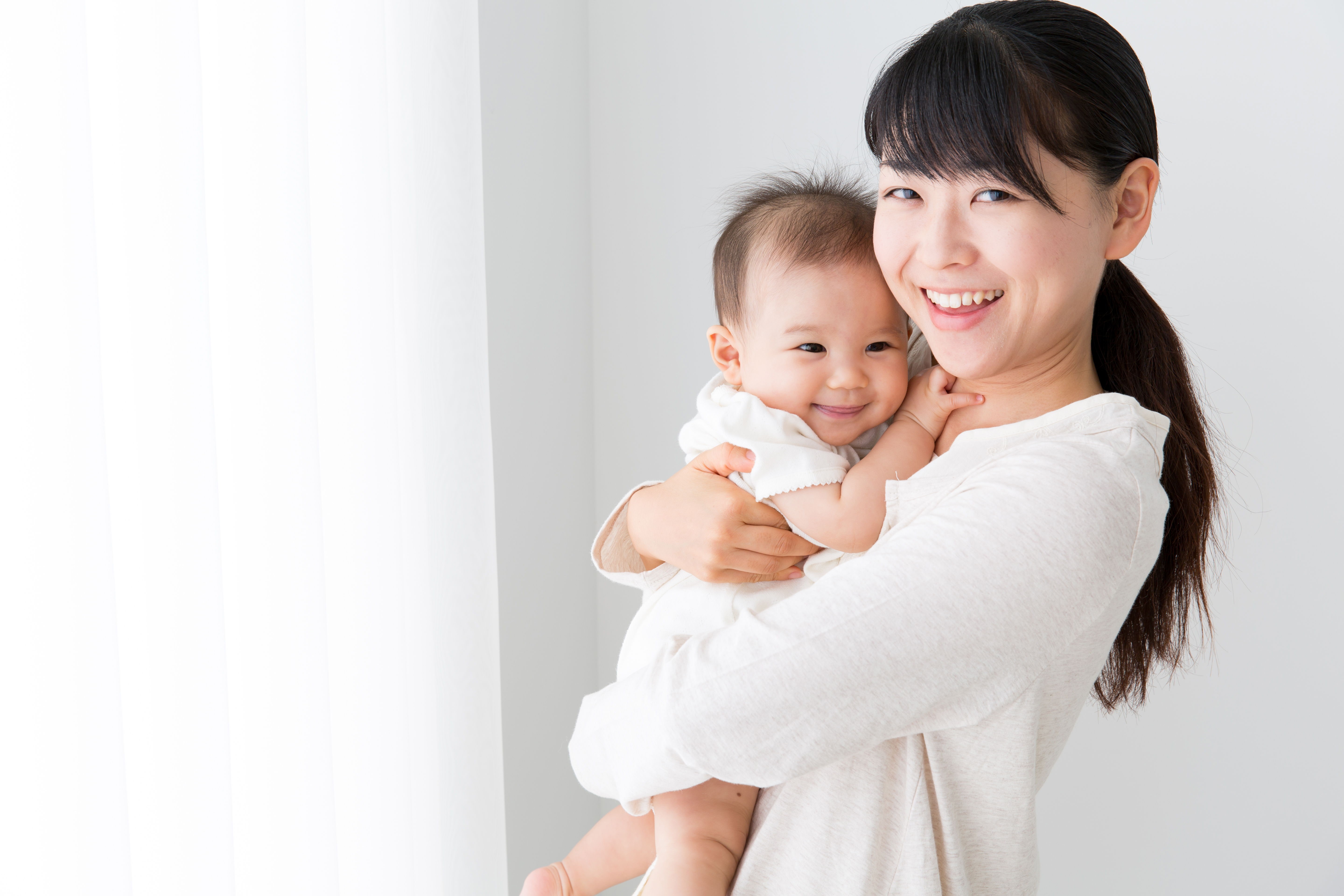 Китайская мама японская мама. Мать с ребенком. Китаянка с малышом. Мама и малыш азиаты. Китаянка мама с ребенком.
